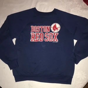 college tröja - super söt red sox tröja som jag har köpt på beyond retro för 400kr. har fläckar som jag självklart ska tvätta bort!! frakt tillkommer. BUD I KOMMENTARERNA!!! <3 
