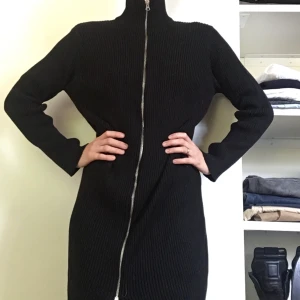 Klänning / Kofta från Weekday - Ljuvlig klänning/ cardigan från Weekday. Ribbat material. Jag har använt den som klänning men funkar även att ha öppen som kofta. För mig som är S/ M sitter den ganska rak men smider åt över höften.  Storlek: L( funkar även på S-M)  Material: 100% bomull. Skick: Inga anmärkningar, knappt använd Hund finns i hemmet men inte kläderna, rökfritt, skickar välpaketerat med frimärken!