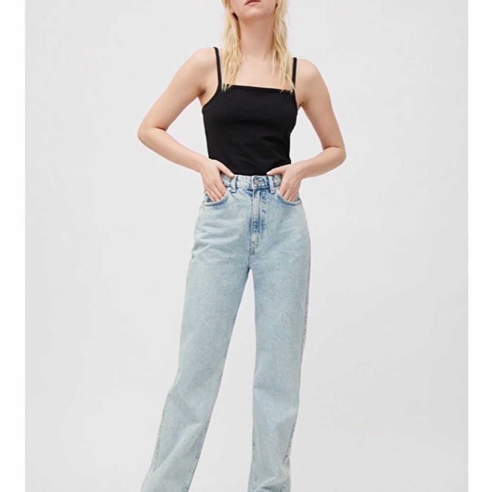 Jättefina jeans från weekday i modellen ROWE. I väldigt bra skick då dem bara använts ett par gånger, säljs eftersom dem har blivit för små🥰. Jeans & Byxor.