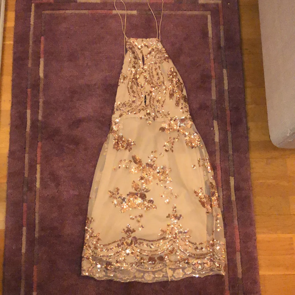 Tight fit, but has straps that you can adjust the back with. I am 172 cm and for someone taller it might be a bit too short. The zipper in the back works well, although it can be a bit tricky. Cute and perfect for parties!! Wore it to my prom :). Klänningar.
