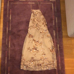 Dennis Maglic Dress size M - Tight fit, but has straps that you can adjust the back with. I am 172 cm and for someone taller it might be a bit too short. The zipper in the back works well, although it can be a bit tricky. Cute and perfect for parties!! Wore it to my prom :)