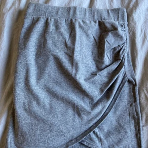 Grå omlottkjol ifrån Cubus  - Grå omlottkjol ifrån Cubus, Strl xs. 