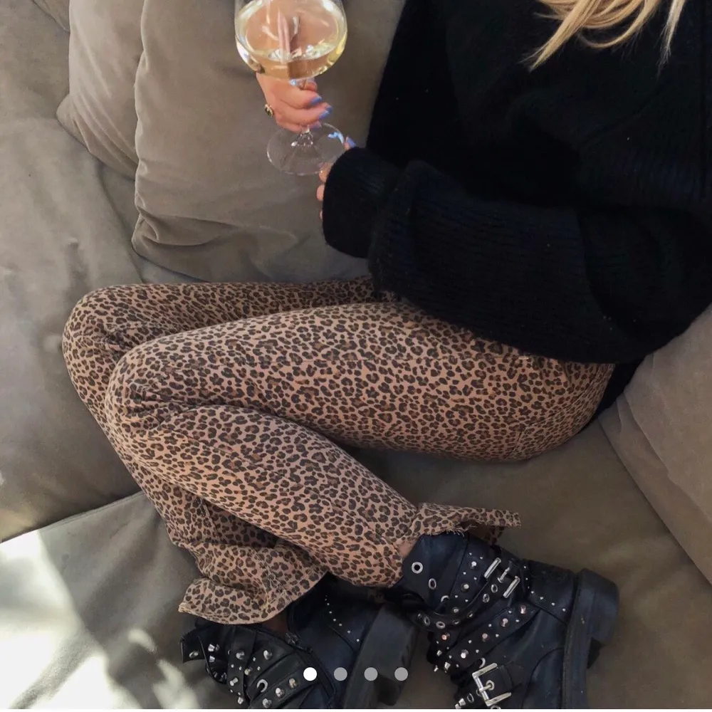 Så himla coola lågmidjade leopardjeans med slitsar längst ner på benen! Storlek 36, Fraktar eller möts upp i Stockholm City🌸. Jeans & Byxor.