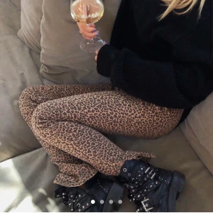 Lågmidjade leopardjeans med slits - Så himla coola lågmidjade leopardjeans med slitsar längst ner på benen! Storlek 36, Fraktar eller möts upp i Stockholm City🌸