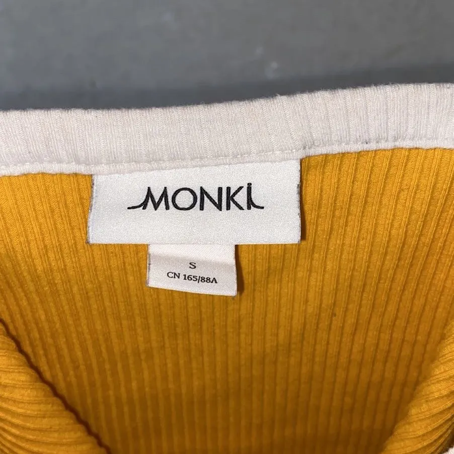 Säljer detta superfina gula linnet från monki i storlek S. Det är i fint skick! Köparen står för frakten, skriv gärna privat om du har några frågor!💗. Toppar.