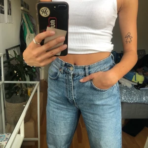 Gina tricot Jeans - Säljer ett par ljusblåa jeans från gina! Det är ett par hlgmidjade jeans som är raka. Passar bra i längden om du är runt 172 och kortare! storlek 36 i midjan. Ett litet hål på på ena benet tyvärr... 125kr + frakt