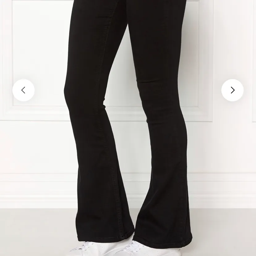 Svarta bootcut jeans från bubbleroom. Själva märket på jeansen är lite sönder som ni ser på sista bilden. Annars är jeansen i bra skick💕storlek 34. Jeans & Byxor.