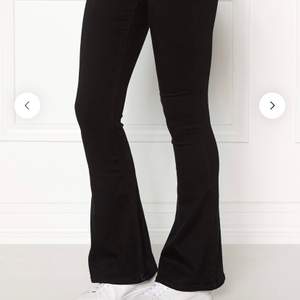 Svarta bootcut jeans från bubbleroom. Själva märket på jeansen är lite sönder som ni ser på sista bilden. Annars är jeansen i bra skick💕storlek 34