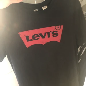 Levis tshirt - Använd fåtal gånger. Köpt från usa. Köparen står för frakt