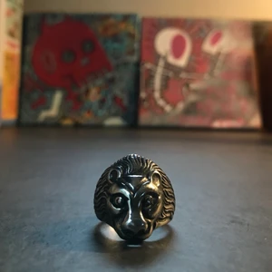 Ring  - En ball lejonring köpt i Amsterdam. Lägg ett bud :)