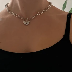 Trendig Halsbandskedja med lås - Så fint halsband köpt på dolls kill!!! Kommer inte till användning:(( pris 70kr elr högre bud