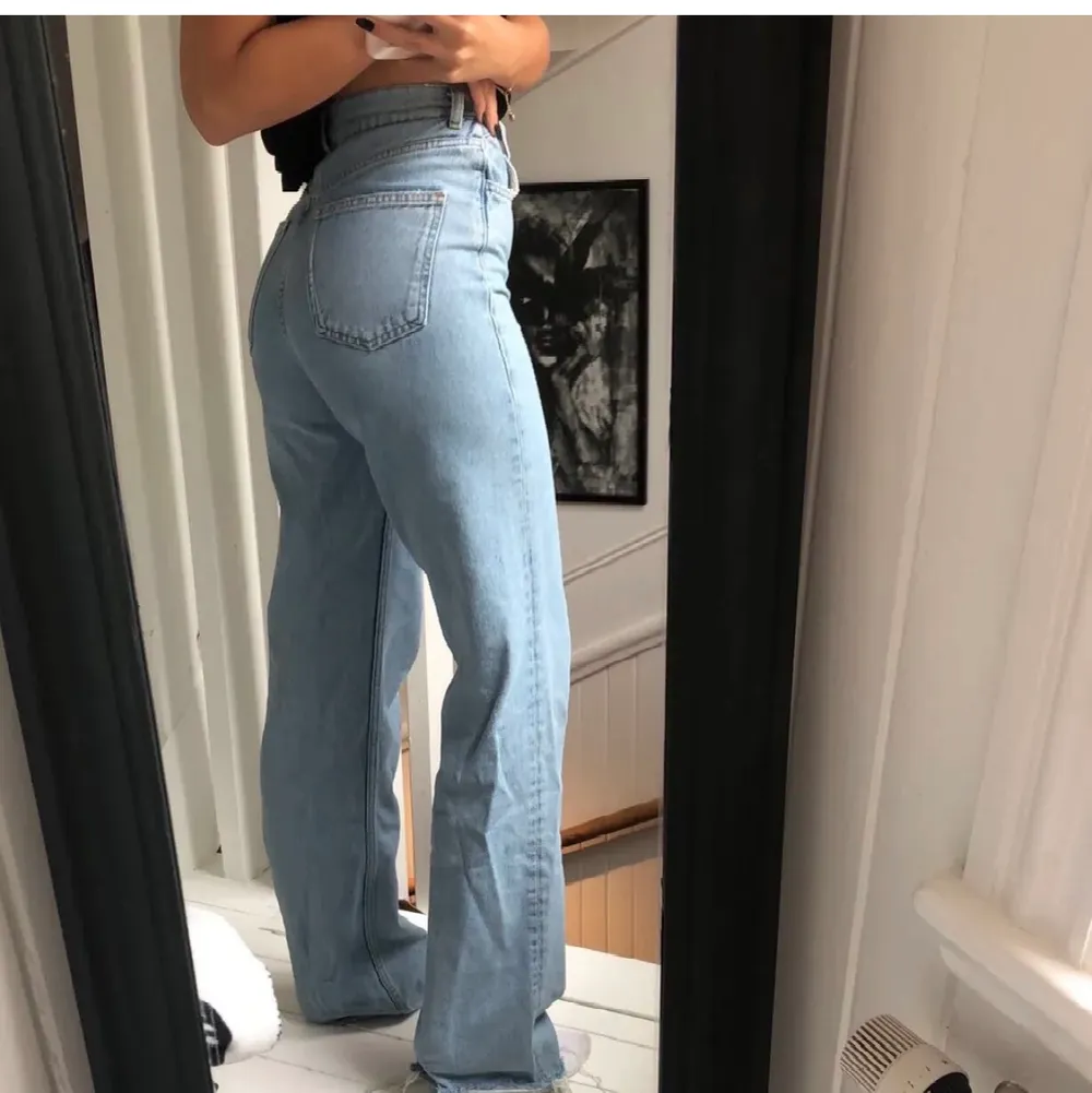 Vida jeans från Zara i storlek 36. Slutsålda på sidan!! 💗💗💗 köp direkt för 500kr inklusive frakt!!. Jeans & Byxor.