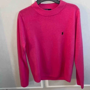  - Säljer denna snygga stöka då den knappt kommer till användning. Det står att den är i storlek XL och antar att det är barnstorlek då den passar mig bra som är storlek M så skulle absolut säga att den är med S/M. Köparen står för frakt 