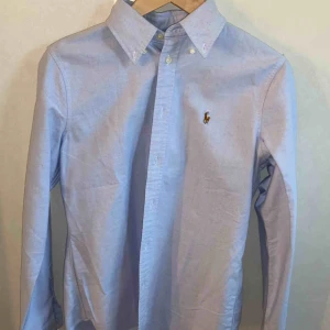  - En skjorta som jag aldrig använt, jättefin på men inte min stil just nu. Köpare står för frakten 