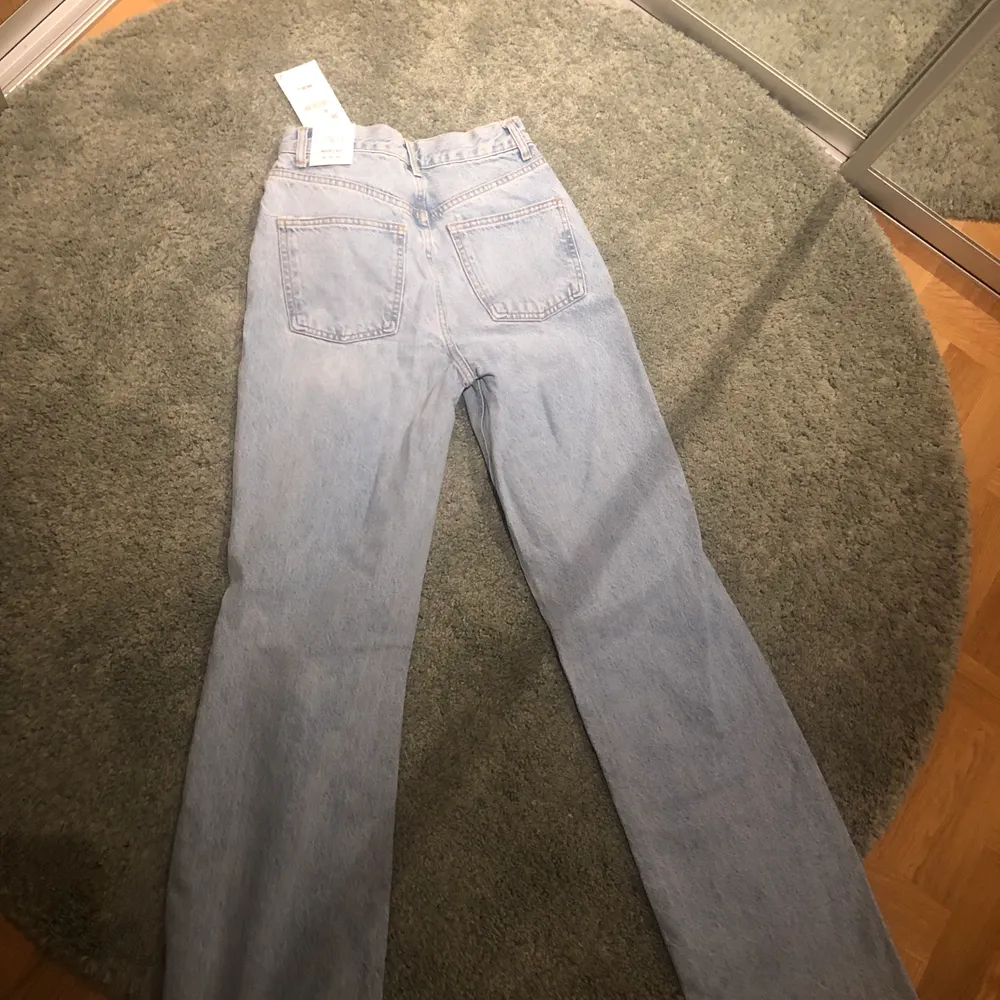 Helt nya skitsnygga jeans från Zara, beställde två i olika strl men glömde returnera därav ett par jeans över! Strl 36. Jeans & Byxor.