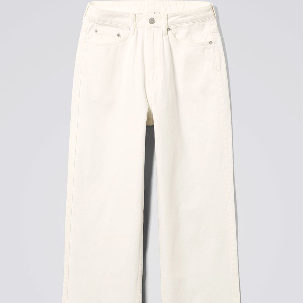 De populära jeansen i modell row! säljer då jag inte använder de så mycket men i toppenskick 💕 Frakt tillkommer. Jeans & Byxor.