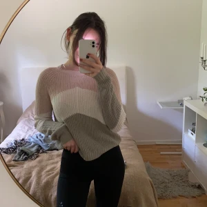 Stickad tröja! - En superfin tjockare tröja med 3 olika färger. Bra till vintern och hösten. Använd fåtal gånger🌸