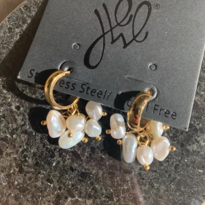 Superfina öronhängen - Aldrig använda eftersom ja råkar klippa upp förpackningen och då kan man inte returerna dem. Dem är från chiquelle och nypris är 250kr (se länk)  https://www.chiquelle.se/accessoarer/orhangen/last-weekend-pearl-earrings) 💓