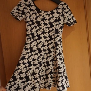 Klänning  - Blommig klänning från HM