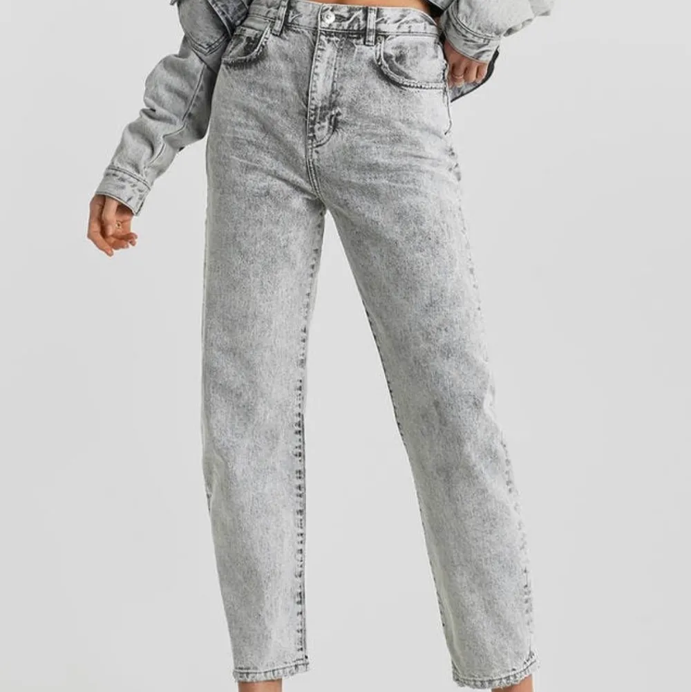 Dagny mom jeans från Gina, köpta för 499kr. Jeans & Byxor.