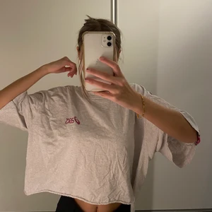 Cropad Asics t shirt - 🤎T shirt från Asics som jag klippt själv till kortare modell. Oversized och superskön.🤎 💌Fraktar: måndagar & torsdagar.FRAKT INGÅR.