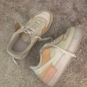 Vita & beiga air force 1 - Kollar om någon skulle vilja köpa dessa Air forces. Använda några gånger men i fint skick 