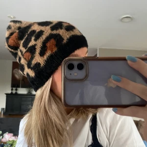 Leopard mössa - Leopard mössa från ZARA, (köpt från vuxen avdelningen) jätte skön snygg och mysig💕💕kund står för frakt