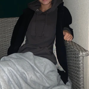 Hoodie - En snygg hoodie med texten ”PLAY” på. Färgen syns bäst på tredje bilden. 