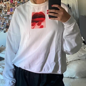 vit tröja med tryck - vit tjocktröja med tryck av läppar från carlings! frakt tillkommer💕