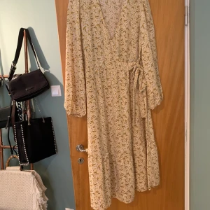 Klänning Monki  - Klänning från Monki, använd några få gånger i sommar. 