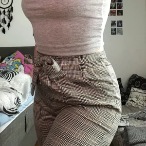 Mönstriga byxor - skitsnygga mönstiga byxor med ett snöre som man kan knyta hursomhelst i midjan (går att ta av)! Sitter bekvämt  på både ben & rumpa. Mycket stretch i midjan. Stora fickor på varje sida och en fejk ficka på högra skinka😌 säljer då dom sitter för tajt på låren🤍