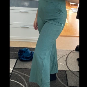 Turkosa byxor - Bilderna ger inte rättvisa åt färgen, men byxorna är i en härlig turkos färg köpta i ifrån madlady! Som nya! ❤️