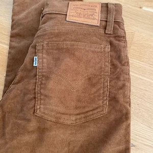 Manchester levisjeans - Bruna manchesterbyxor från Levis! Såså fina verkligen, i modellen wedige straight. Det är en rak modell och de är hellånga på mig som är 163 cm. Mellanhög midja, på mig ser man naveln med dem på! ❤️