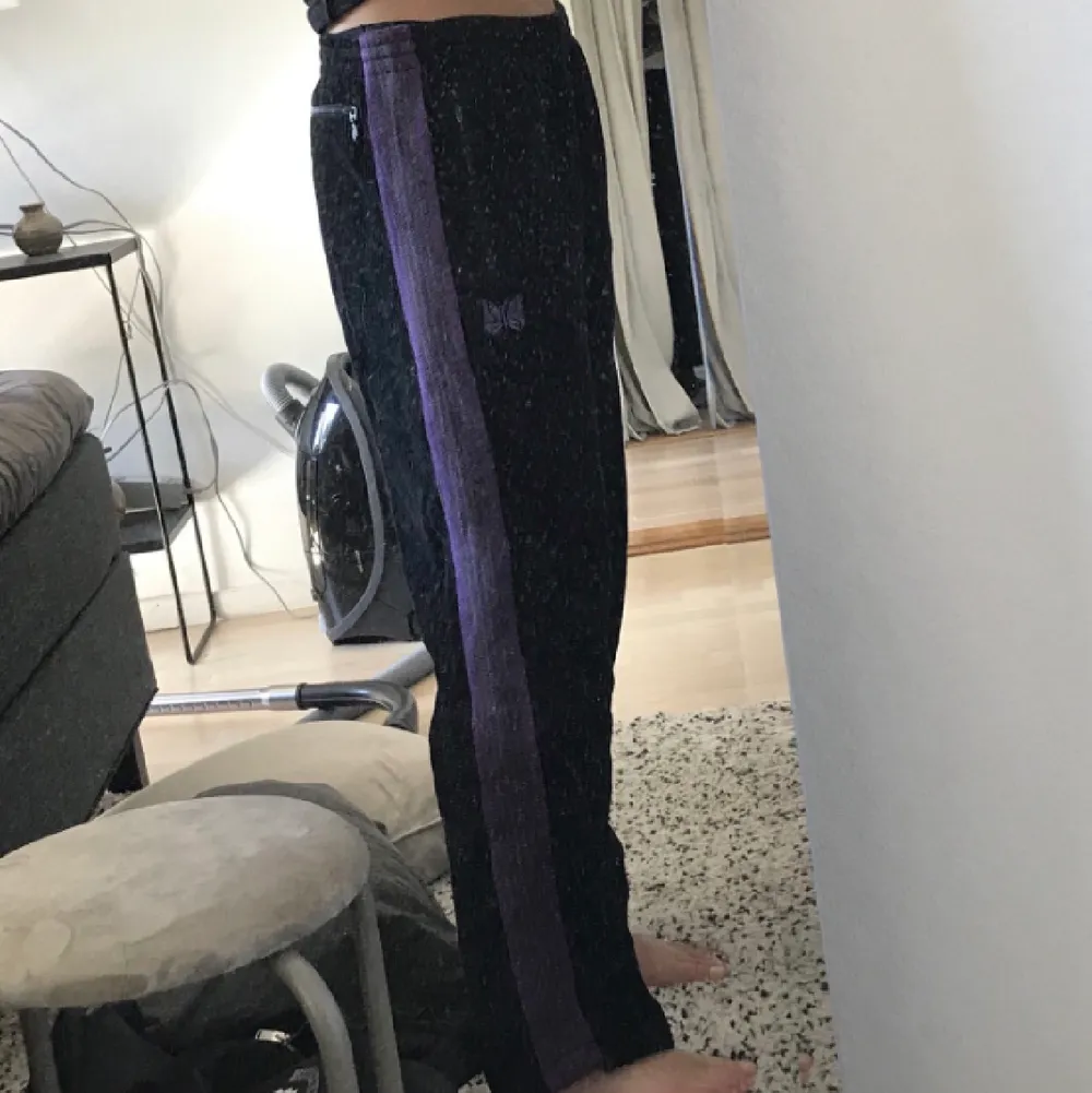 Svarta Needles cordoroy track pants med lila stripes . Jeans & Byxor.