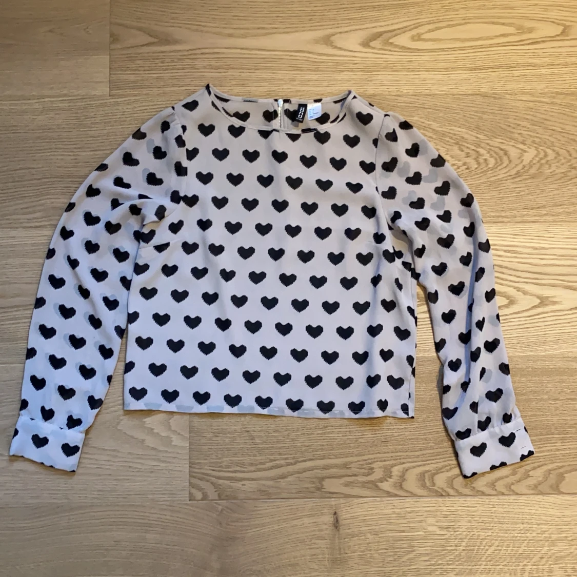 Blus med svarta hjärtan 