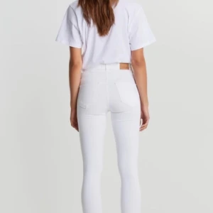 Byxor - Säljer ett par Gina Molly high waist  jeans (dock en äldre model en på bilden, har broms knapp inte silver) storlek S ( köpare står för frakt)