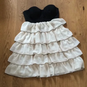  - Använd på en skolavslutning en gång. Sitter superfint på. Passar mig ej längre i storleken. 