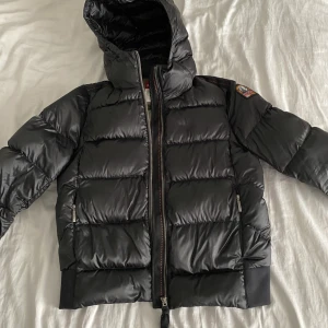 Parajumper jacka SHEEN - Parajumper jacka i modellen SHEEN, köpt på NK, knappt använd då jag hade flera jackor under vintern, glansig och jättevarm! Storlek S, köpt för 5000, köparen står för frakt 