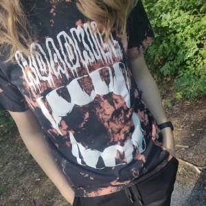 Roadkill Bleachdye - En bleach dyed t-shirt med snyggt tryck i storlek S-M. Fraktkostnad på 42kr tillkommer. ✨