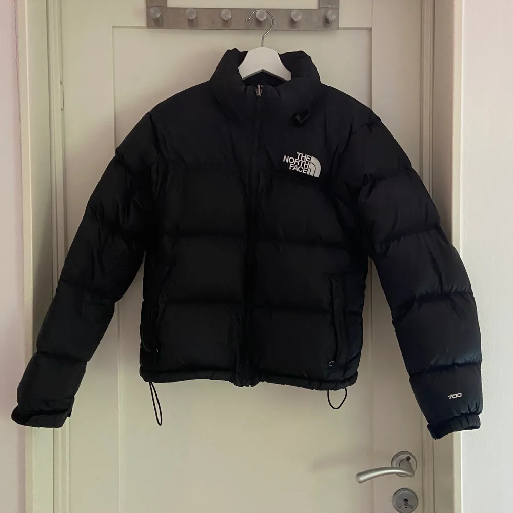 Säljer min fina North Face dunjacka som jag köpte för 2800 kr i vintras på Zalando💓 Den är fortfarande i jättebra skick!! Buda, priset börjar på 1400 kr🥰 Budgivning avslutas 25 September☺️ Frakt tillkommer på 95 kr! högsta bud 2100 just nu :). Jackor.