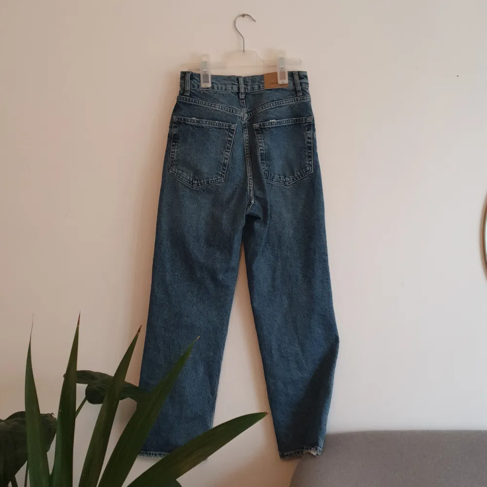 Fina jeans från Gina Tricot. Sparsamt använd. Artikelnummer: 85911. Frakt tillkommer. . Jeans & Byxor.