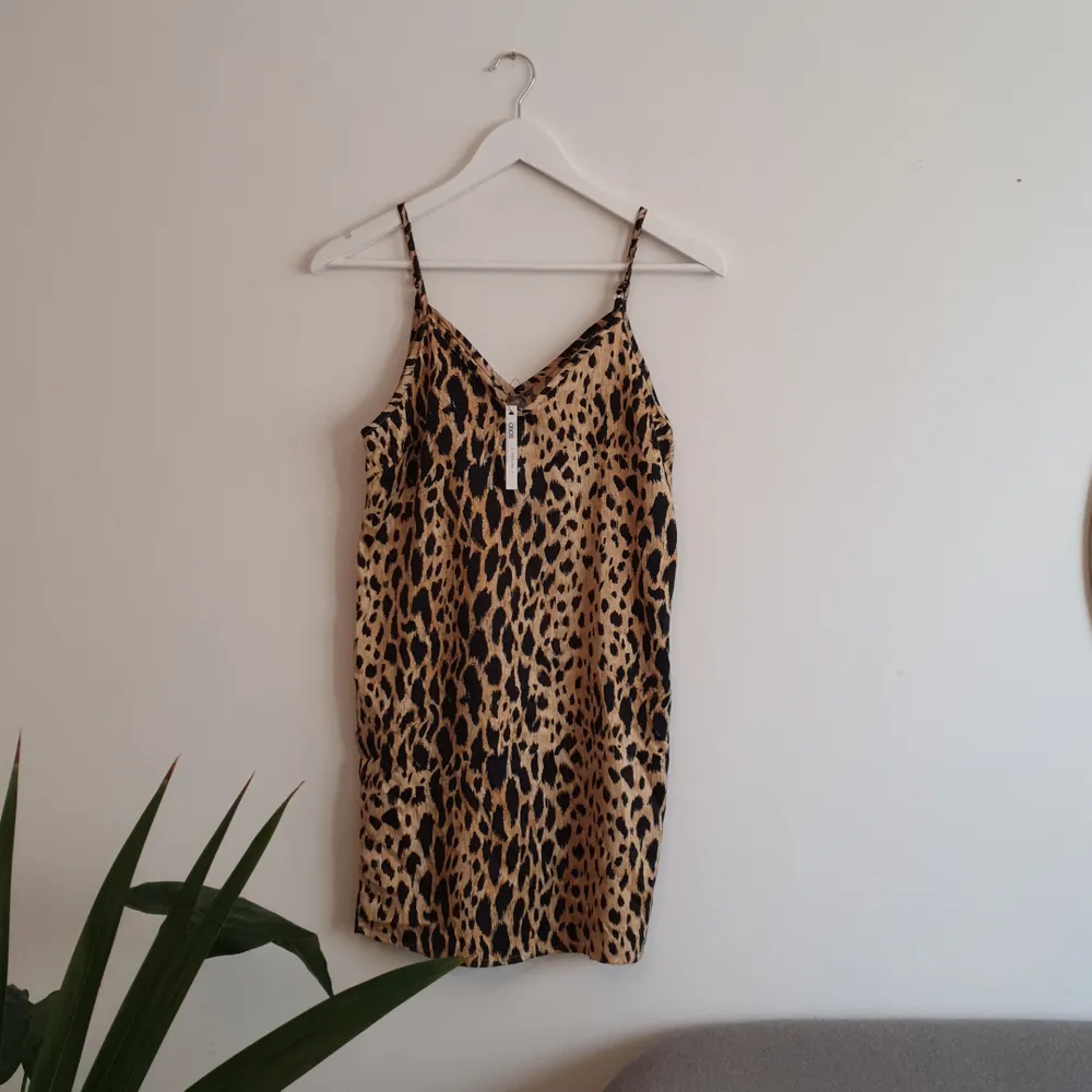 Leopardmönstrad klänning, inköpt från ASOS PETITE. Banden är justerbara. Storlek 32. Aldrig använd. Fraktkostnader tillkommer. . Klänningar.