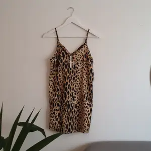 Leopardmönstrad klänning, inköpt från ASOS PETITE. Banden är justerbara. Storlek 32. Aldrig använd. Fraktkostnader tillkommer. 