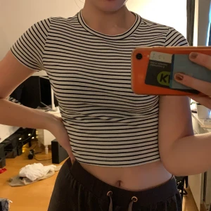 Fin randig t-shirt från hm - Randig tröja från hm, använd fåtal gånger, bra skick