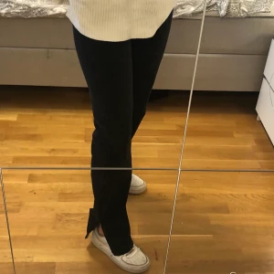 Jeans med slits - Svarta jeans med slits. Endast testade, så dom är i nyskick. Storlek UK 8, vilket motsvarar 36,S. Hör av dig vid frågor. Fraktar eller möts upp i Solna,Stockholm. 