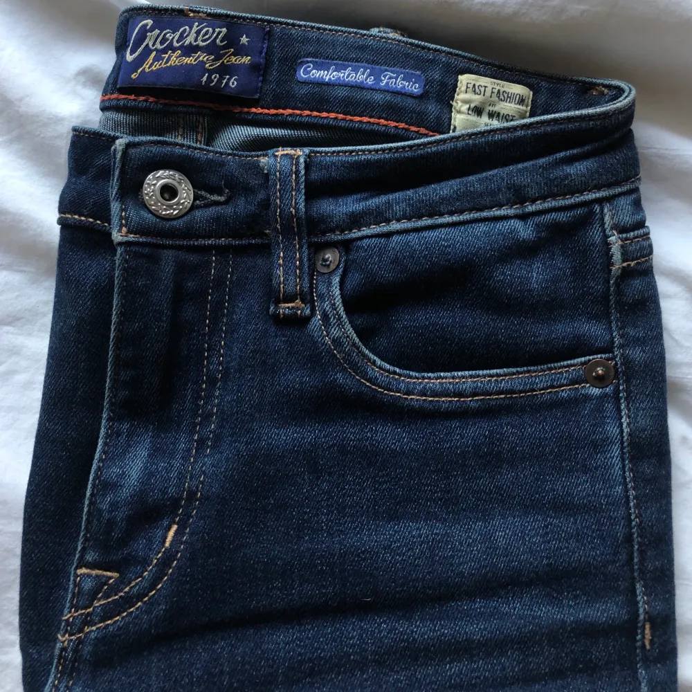 Ett bar asballa mörkblåa croppade jeans från Crocker! Använd ett fåtal gånger✨ De är stretchiga i materialet men ser fortfarande ut att vara i ett hårt jeansmaterial vilket är väldigt snyggt! I storlek 25, passar en XS-S Buda i kommentarerna om du kan köpa direkt💫 . Jeans & Byxor.