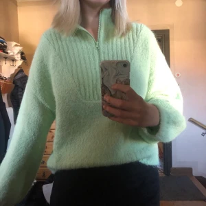 Stickad tröja - Jättemysig stickad tröja från Weekday. Endast använd 2 gånger. Nypris var 500kr men säljer för 180kr