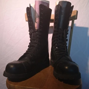 14-hålskängor  - 14-hålskängor i använt men bra skick! Äkta läder, märket är get a grip, storlek 37, minst lika bra som doc martens. Stålhätta 