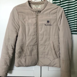Bondelid jacka - Supersöt jacka från Bondelid, bra skick!! Skriv för fler bilder! Bud om många är intresserade💕