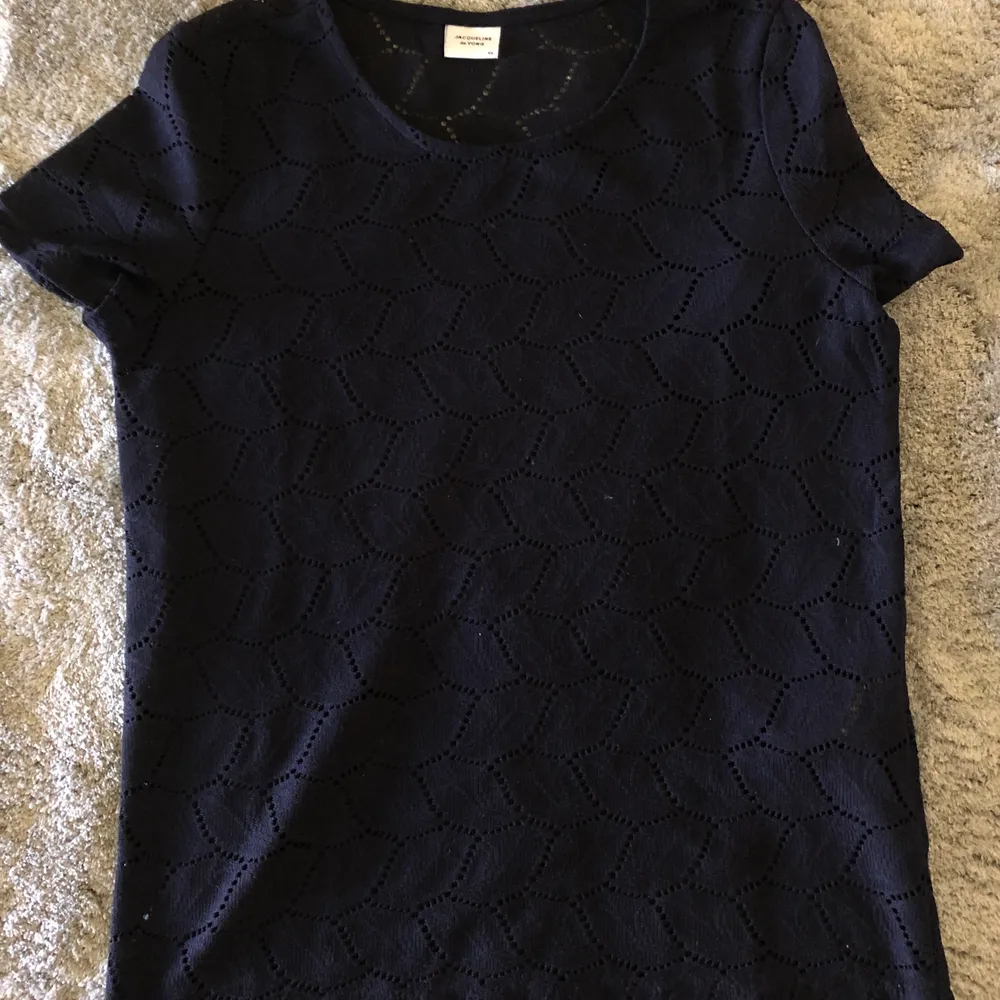 Superfin marinblå tröja från Jacqueline de Yong i storlek XS, men jag är vanligt fall S så passar nog både XS och S.  Super fina detaljer genom hela tröjan! Använd fåtal gånger. 100 kr + frakt 44 kr 💜🦋. T-shirts.